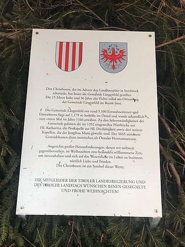 An der Infotafel beim Baum findet man einige interessante Infos zur Gemeinde Längenfeld