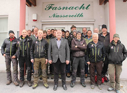 Gruppenbild vor dem Fasnachtshaus mit Bgm. Herbert Kröll