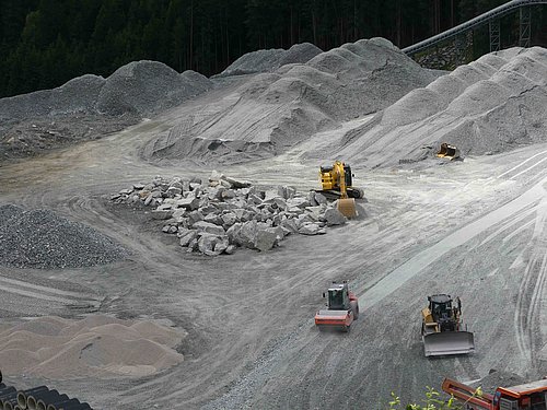 Baumaschinen schauen aus wie Spielzeugautos