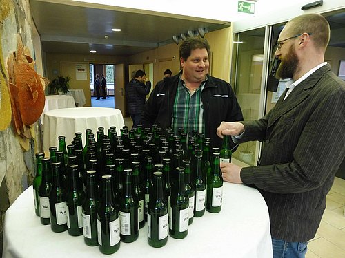 ÖBf-Mitarbeiter Simon Kätzler beim Ausschank des Waldbiers