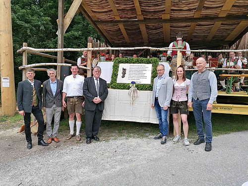 v.l. Waldaufseher Franz Mietschnig, Votivtafelgestalter Alois Fasching, Obm. der Dölsacher Humpmplattler Stefan Tscharnidling, Pfarrer HW Bruno Decristoforo, Bgm. LA Martin Mayerl, Ortsbäuerin Katja Tscharnidling, Alt-Wegobmann DI Alfred Greil