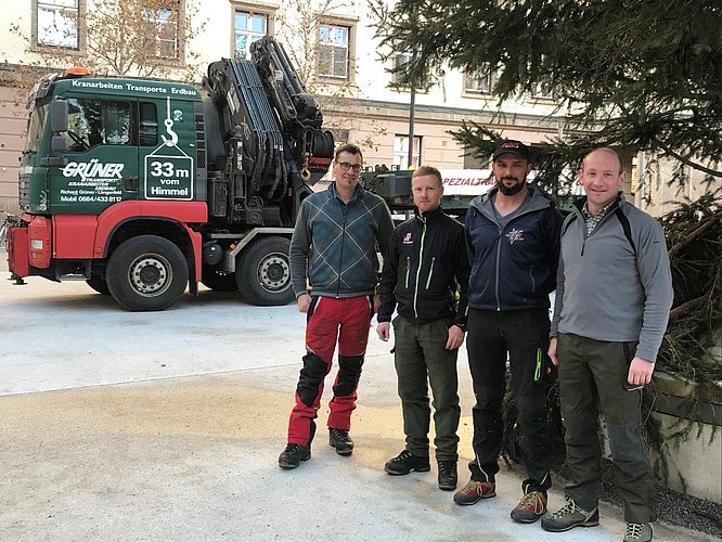 Nach getaner Arbeit in Innsbruck: von links Tamerl Martin, Klotz Simon, Kranführer und Annewanter Christian