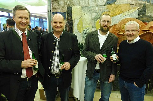 Forstdirektor Josef Fuchs, ÖBf-Betriebsleiter Egon Fritz, ÖBf-Mitarbeiter Simon Kätzler und WA-Obmann Wolfgang Huber mit dem Waldbier