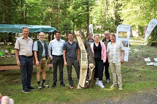 v.l.: Landesforstdirektor DI Josef Fuchs, DI Michael Neuwirth, Bgm. Mag. Stefan Seiwald, Gemeindewaldaufseher Anton Rieser, Ing. Peter Zimmermann, Alexandra Kronberger, DI Hubert Sint Werner Steidl Foto: Marktgemeinde St. Johann in Tirol