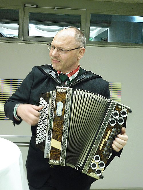 Werner Fiechtl ist begeisterter Harmonikaspieler, auch am Grillhof!