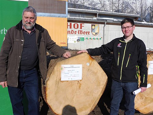 Waldaufseher Mathias Moser mit dem Waldbesitzer dieses schönen Blochs