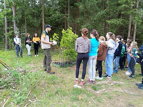 Die Tristacher Firmlinge im Wald mit WA Sebastian de Jel