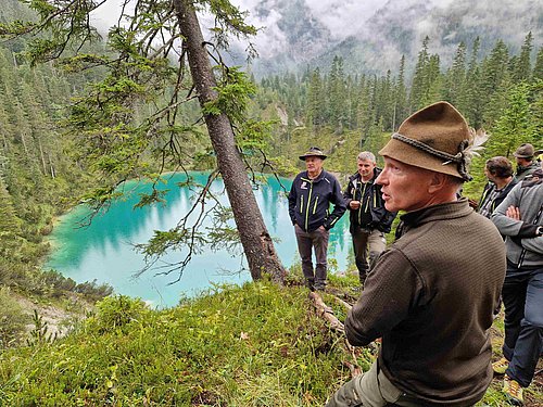 Erich Sprenger (WA i.R.) erklärt das Naturjuwel